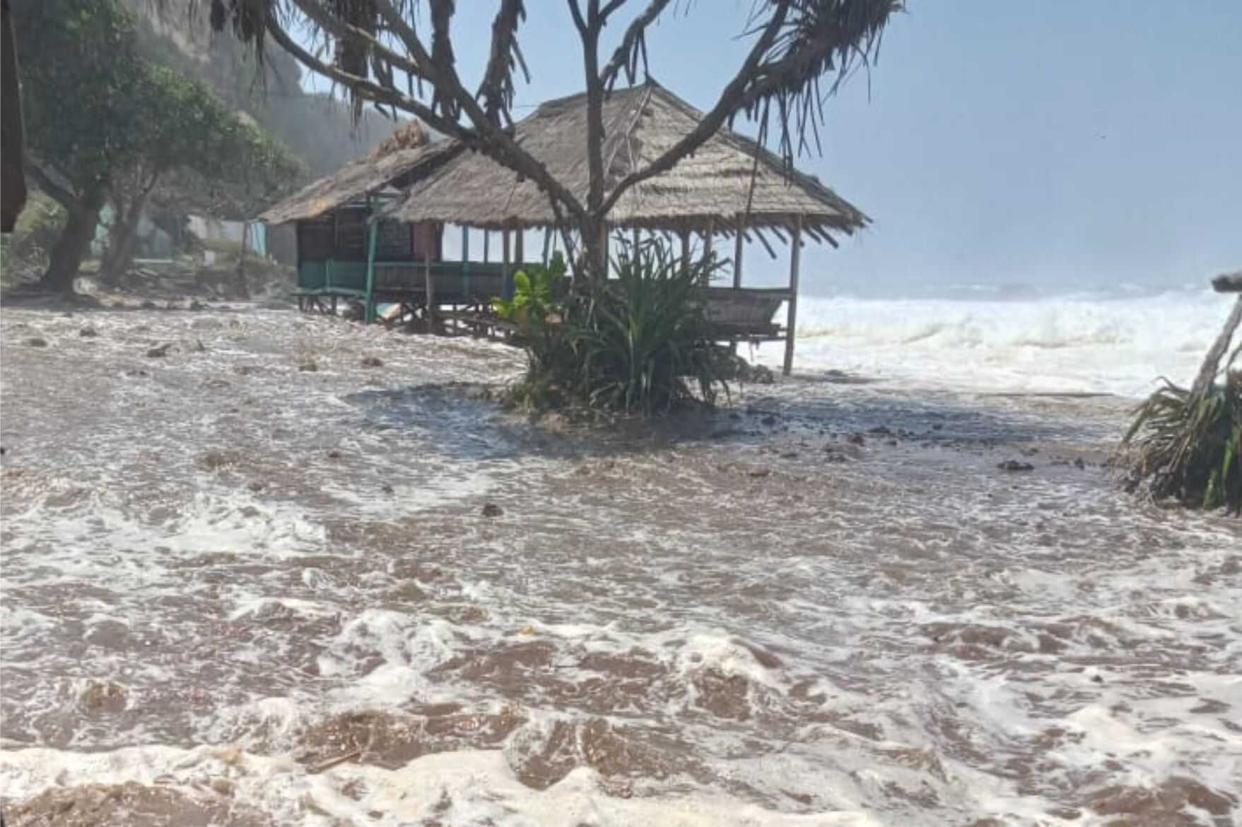 Pesisir Pantai Selatan Garut Diterjang Banjir Rob, Tinggi Gelombang Mencapai 6 Meter